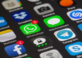 小火箭技术架构示意图，展示 iOS 网络扩展层与代理协议栈的层级关系，靛蓝线条图解风格